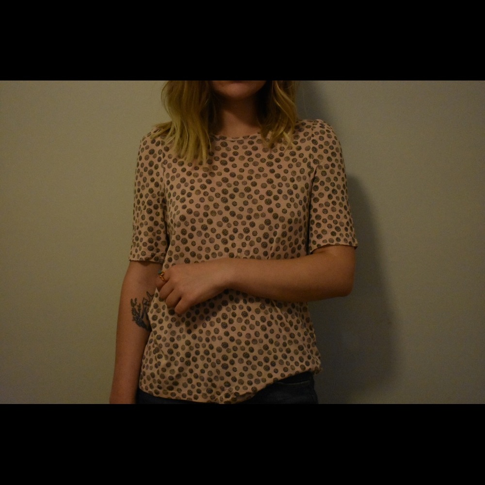 Cute H&M top. Slightly ruffled sleeves.